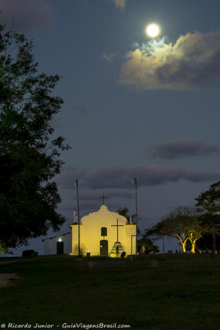 Imagem a noite da linda igreja no centro de Quadrado.